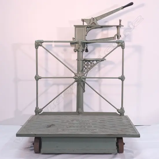 A LARGE CAST IRON SET OF POSTAL SCALES BY W AND T AVERY LTD LONDON, W 980 D 980 H 1400 MM  