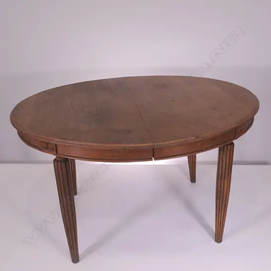 AN OAK EUROPEAN OVAL EXTENSION DINNING TABLE,  NO ADDITIONAL LEAVES L 1280 MM  