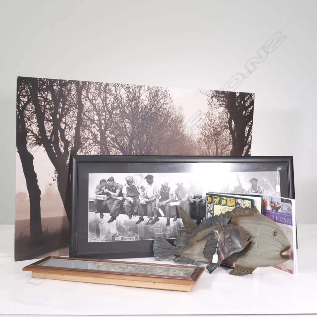 2 TIN FISH,BOOKS, 2 ART PRINTS AND BADGES L.1180mm Image 1++