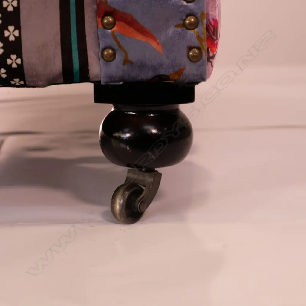 PATCHWORK ROLL ARM BUTTON BACK SOFA; VELVET. L.1670mm Image 1++