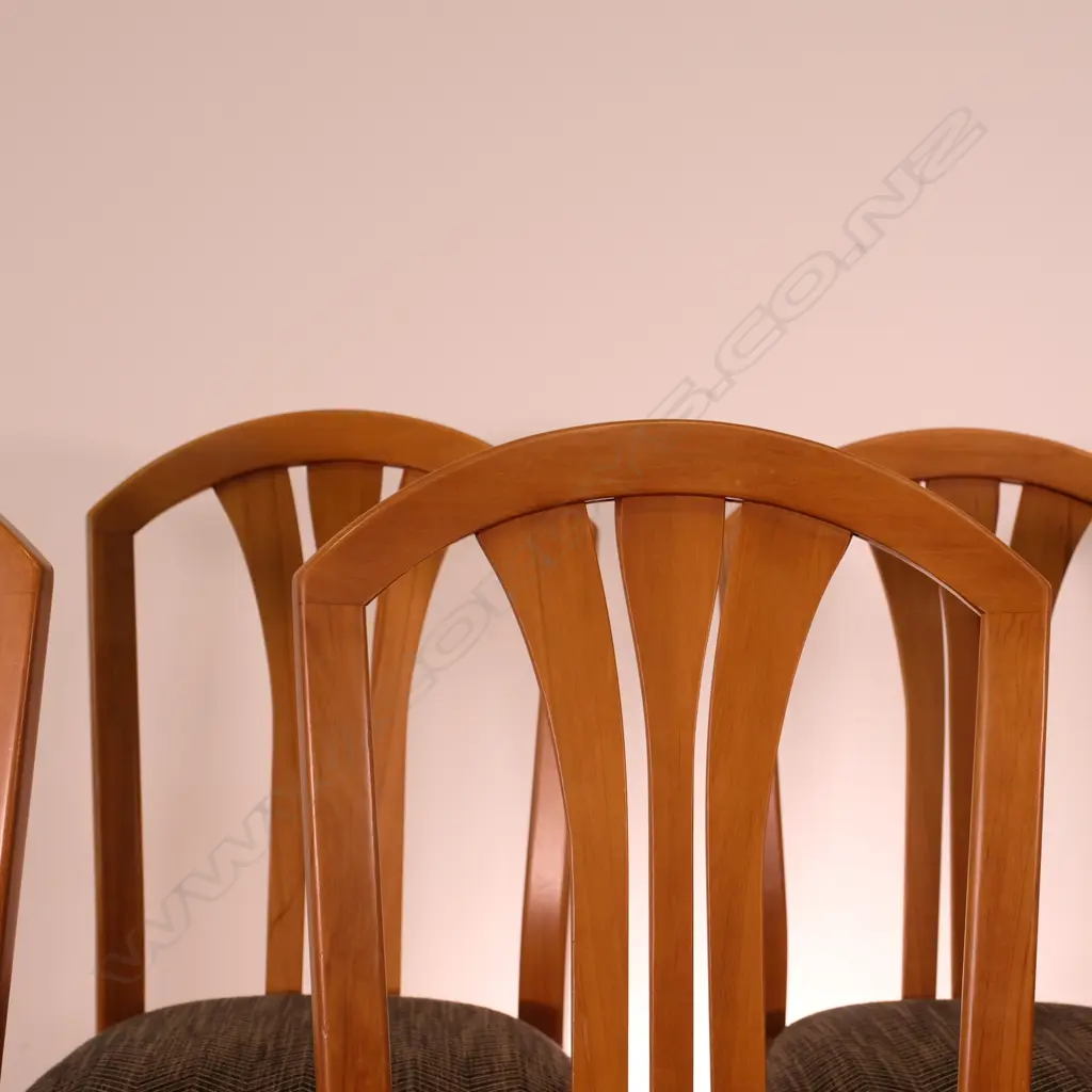 RIMU CIRCULAR EXTENSION DINING TABLE & SIX CHAIRS. Dia.1180mm Image 1++