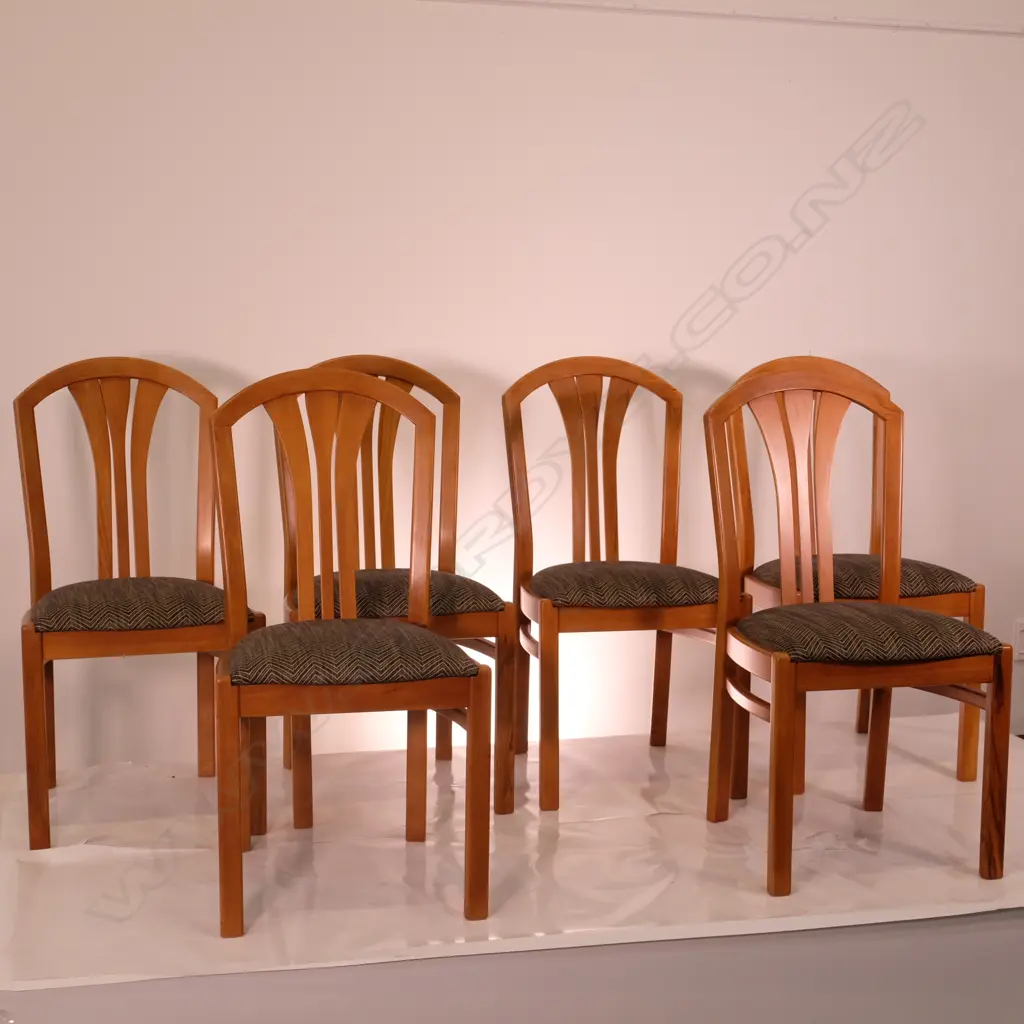 RIMU CIRCULAR EXTENSION DINING TABLE & SIX CHAIRS. Dia.1180mm Image 1++