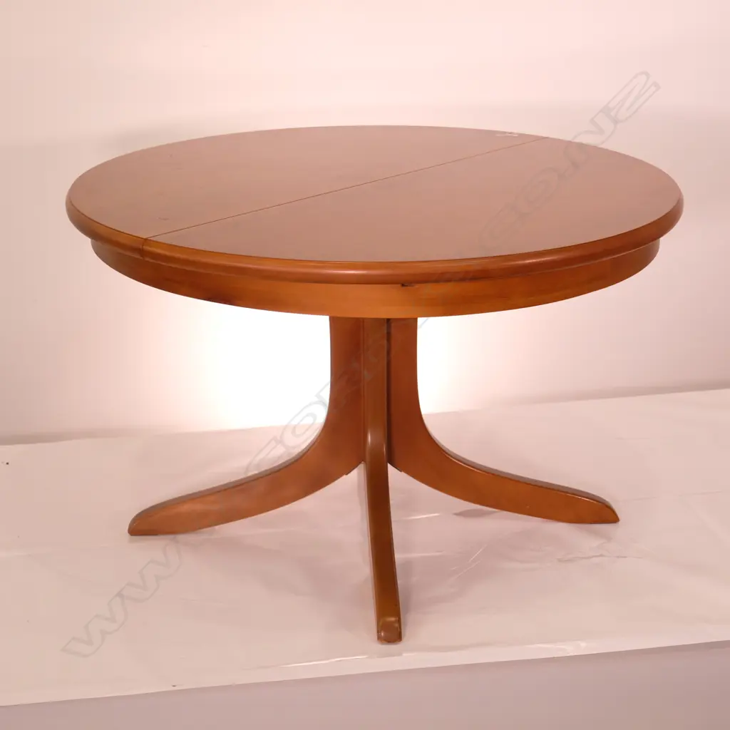 RIMU CIRCULAR EXTENSION DINING TABLE & SIX CHAIRS. Dia.1180mm Image 1++