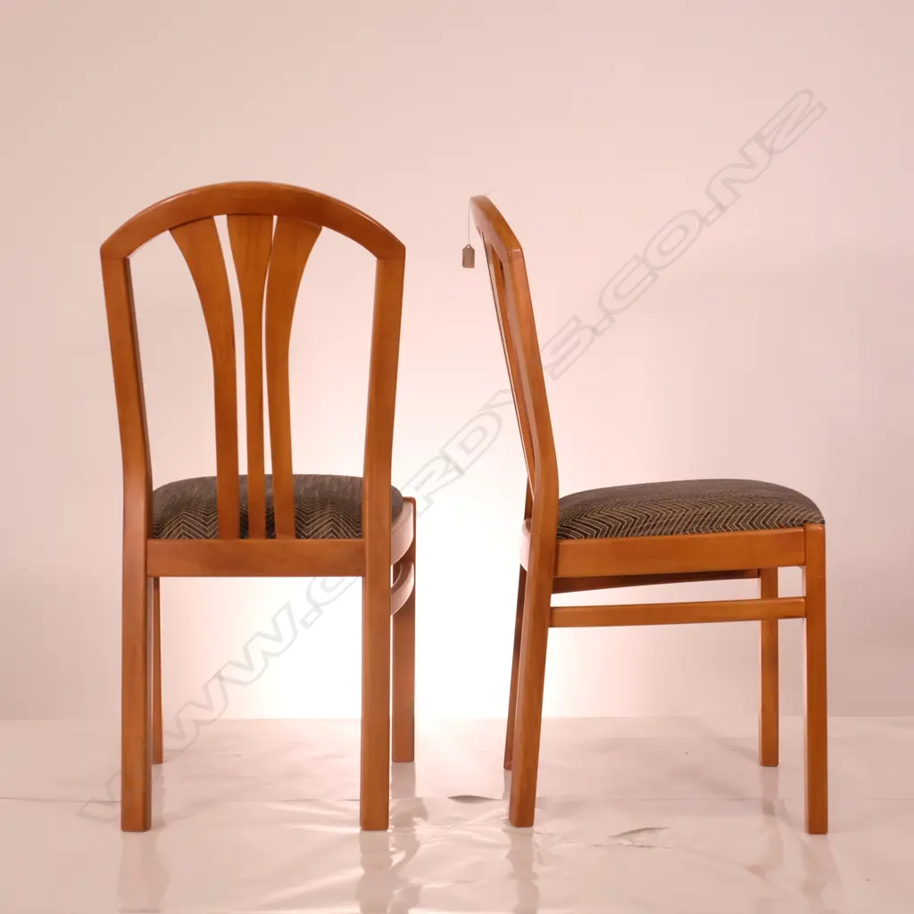 RIMU CIRCULAR EXTENSION DINING TABLE & SIX CHAIRS. Dia.1180mm Image 1++