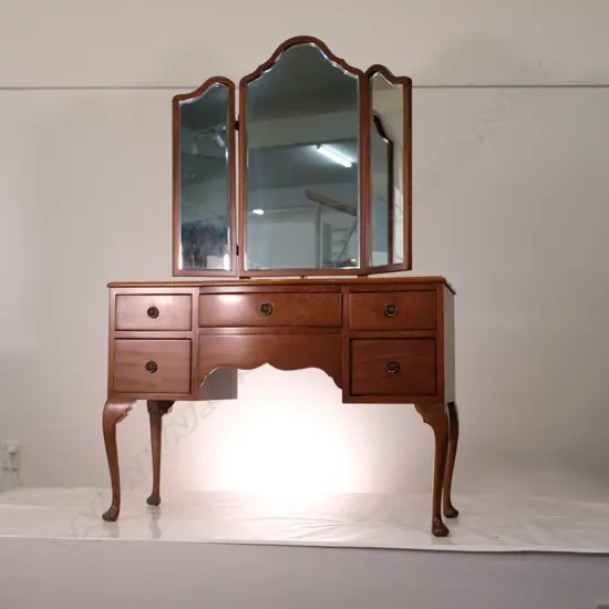 QUEEN ANNE MAHOG DRESSING TABLE; L.1080