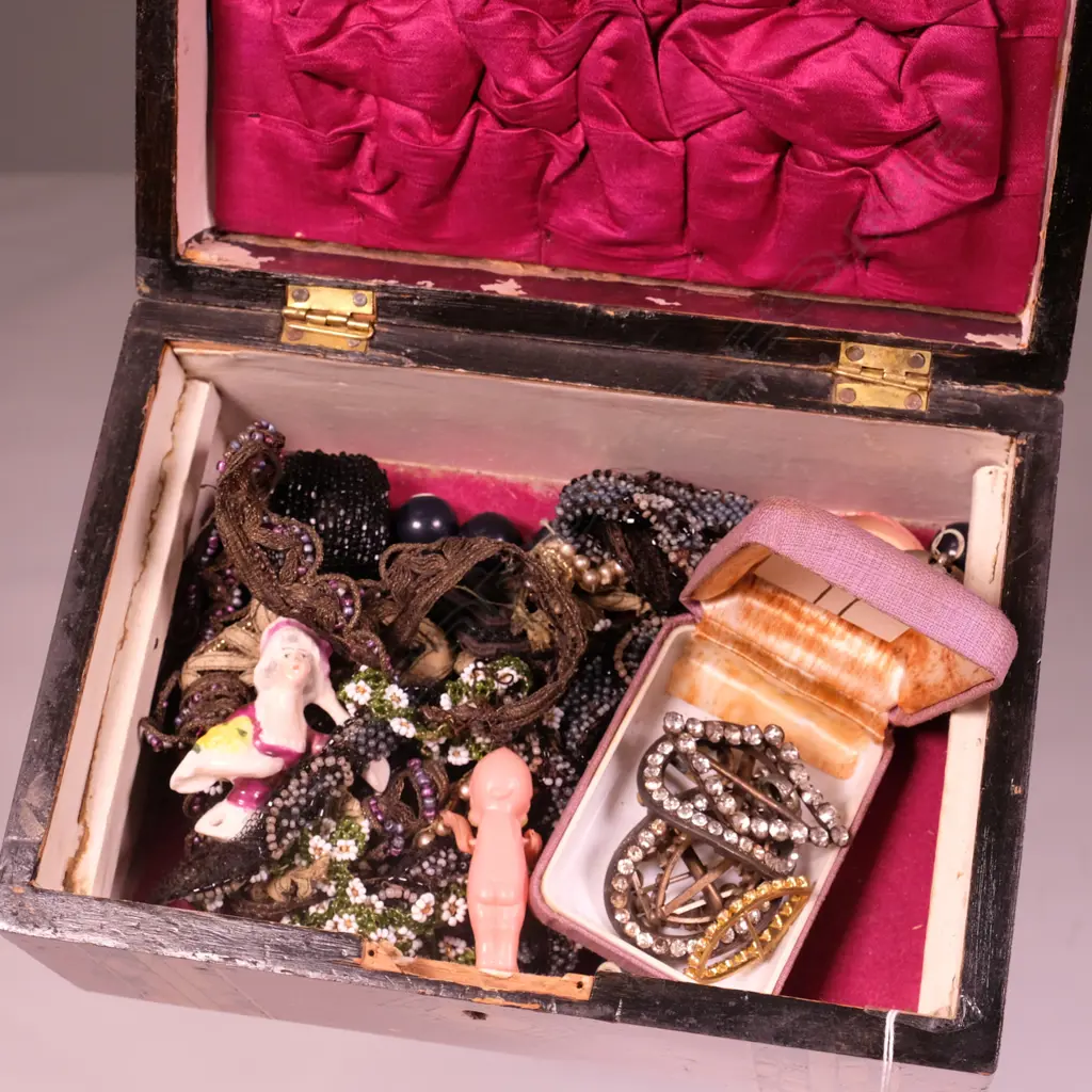 VICT TUNBRIDGE BOX BEAD WORK & COLLECTABLES Image 1++