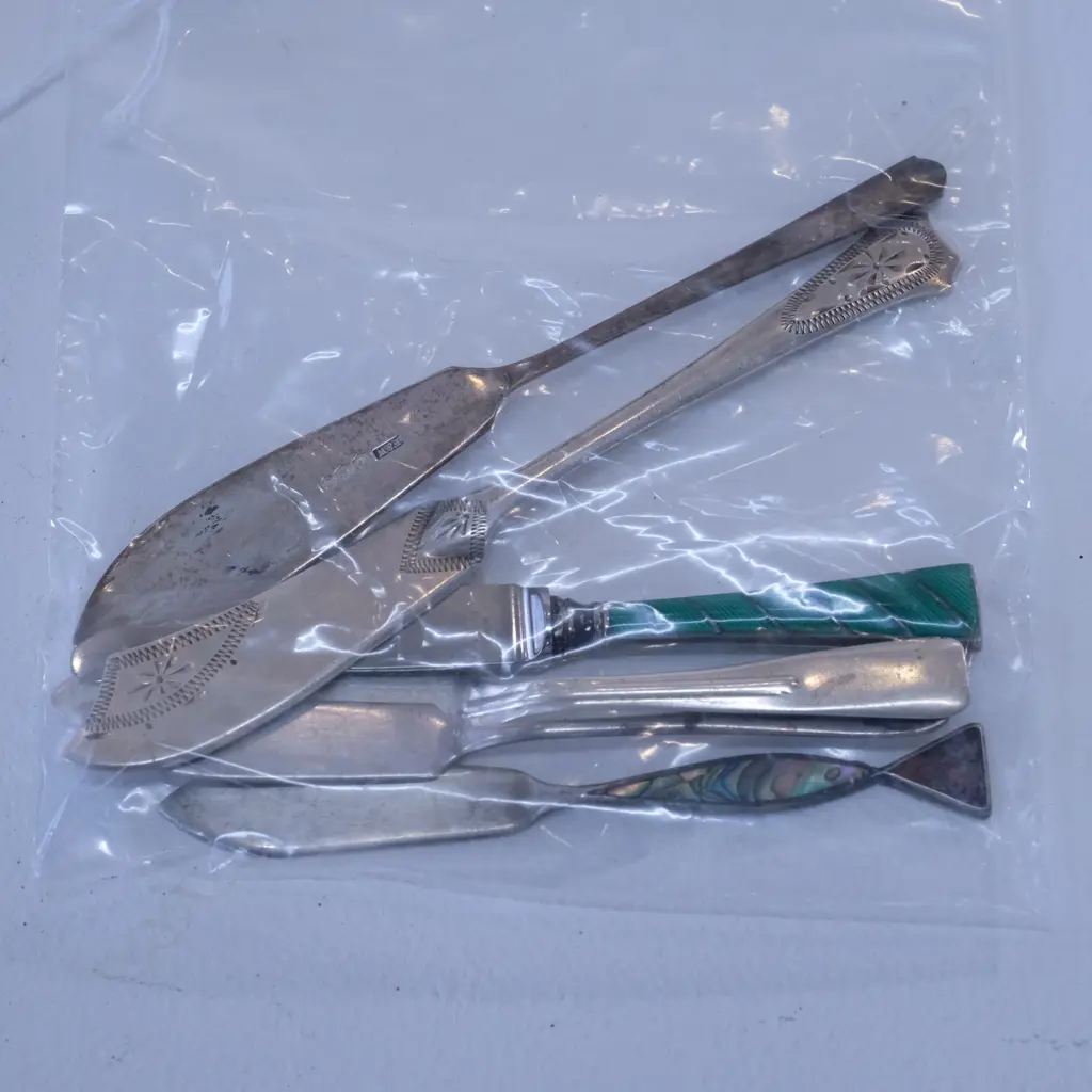 BAG OF 6 SILVER BUTTER KNIVES Image 1++