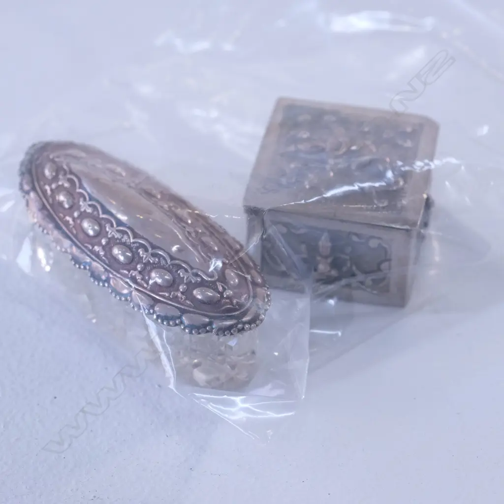 SILVER LIDDED VANITY JAR & THAI SILVER BOX Image 1++