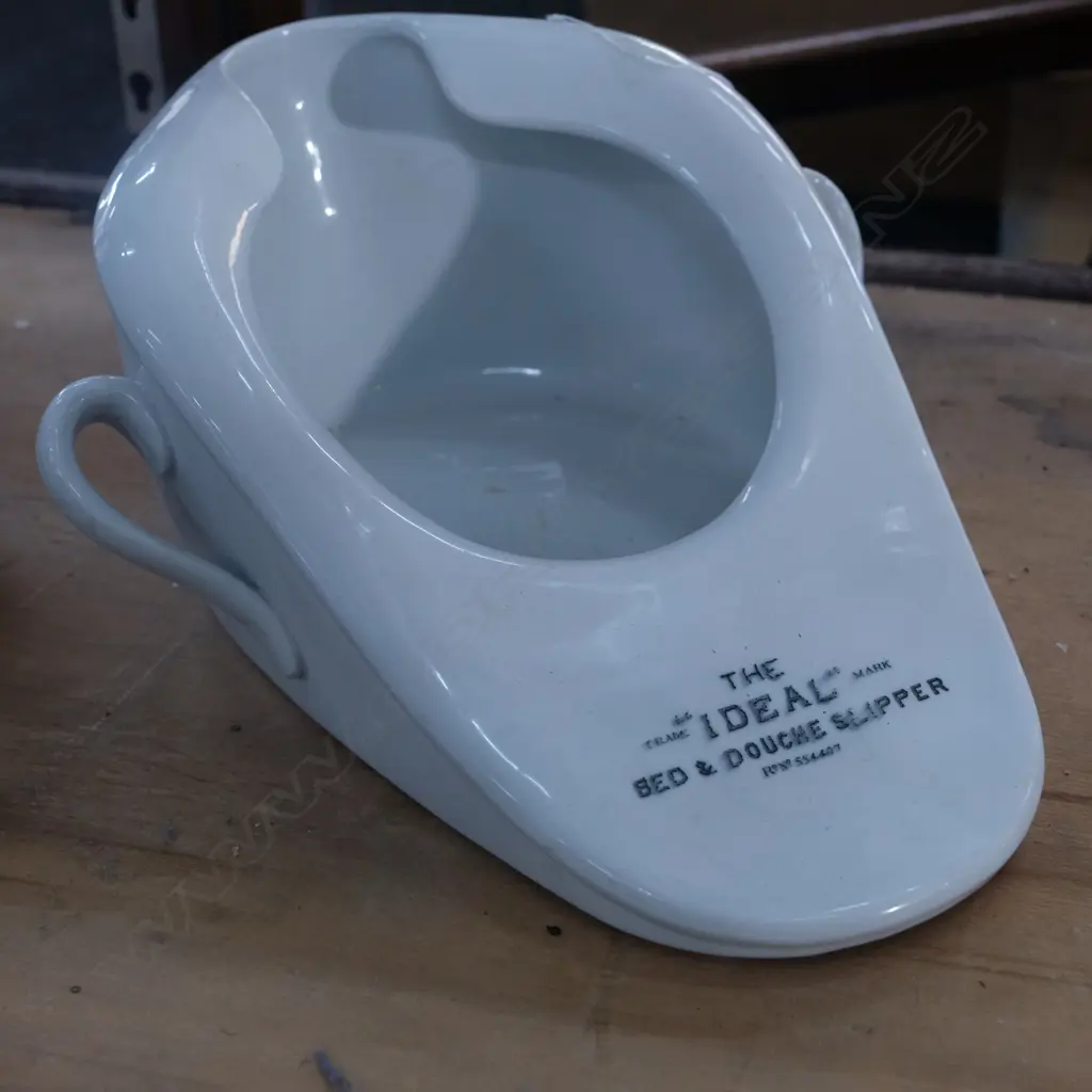 'THE IDEAL' BED & DOUCHE SLIPPER BEDPAN Image 1++