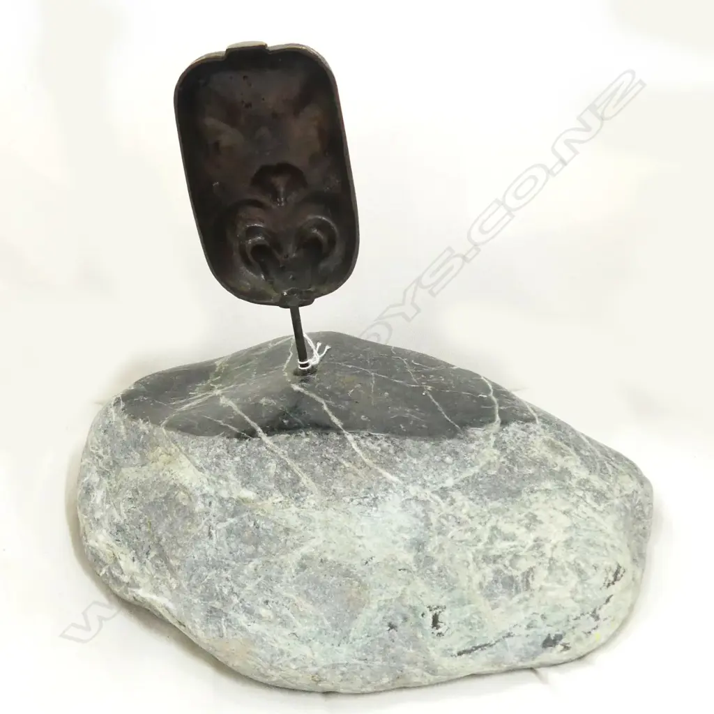 A CAST BRONZE TIKI ON A LARGE POUNAMU STAND HOLDER H. 400MM Image 1++