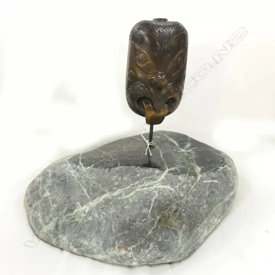 A CAST BRONZE TIKI ON A LARGE POUNAMU STAND HOLDER H. 400MM