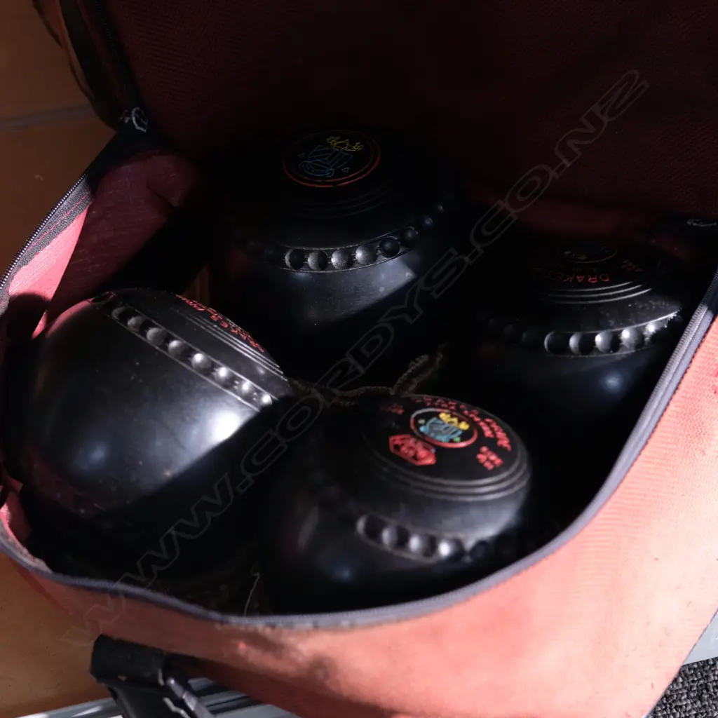4 X LAWN BOWLING BALLS  Image 1++