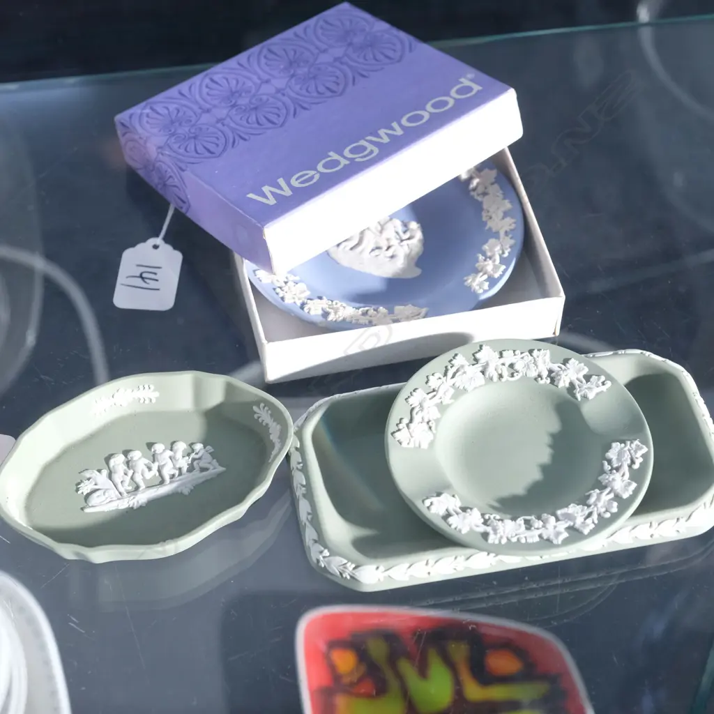 3 GREEN WEDGWOOD JASPERWARE PLATES + 1 BLUE W. 140MM Image 1++