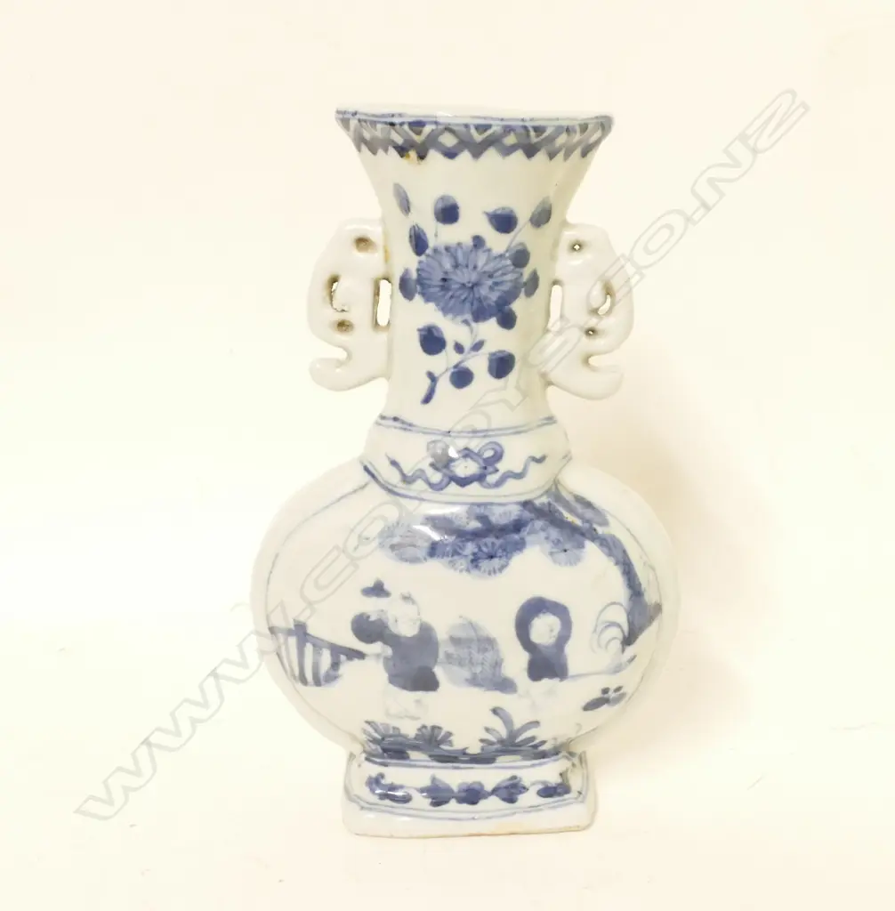 A Chinese porcelain two-handled vase Image 1++