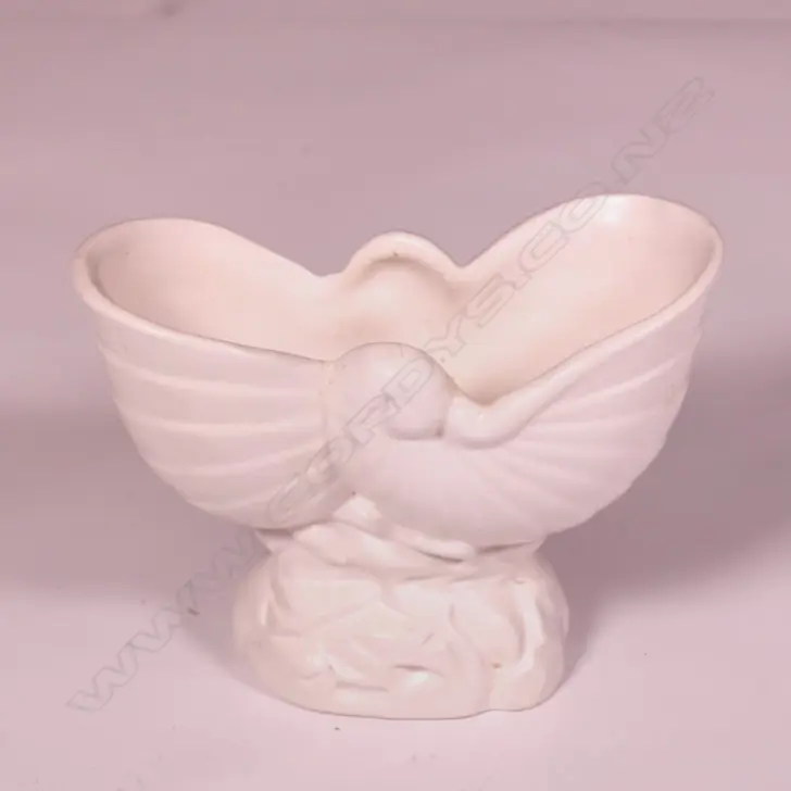 A SMALL CROWN LYNN NAUTILUS VASE W 130 MM Image 1++