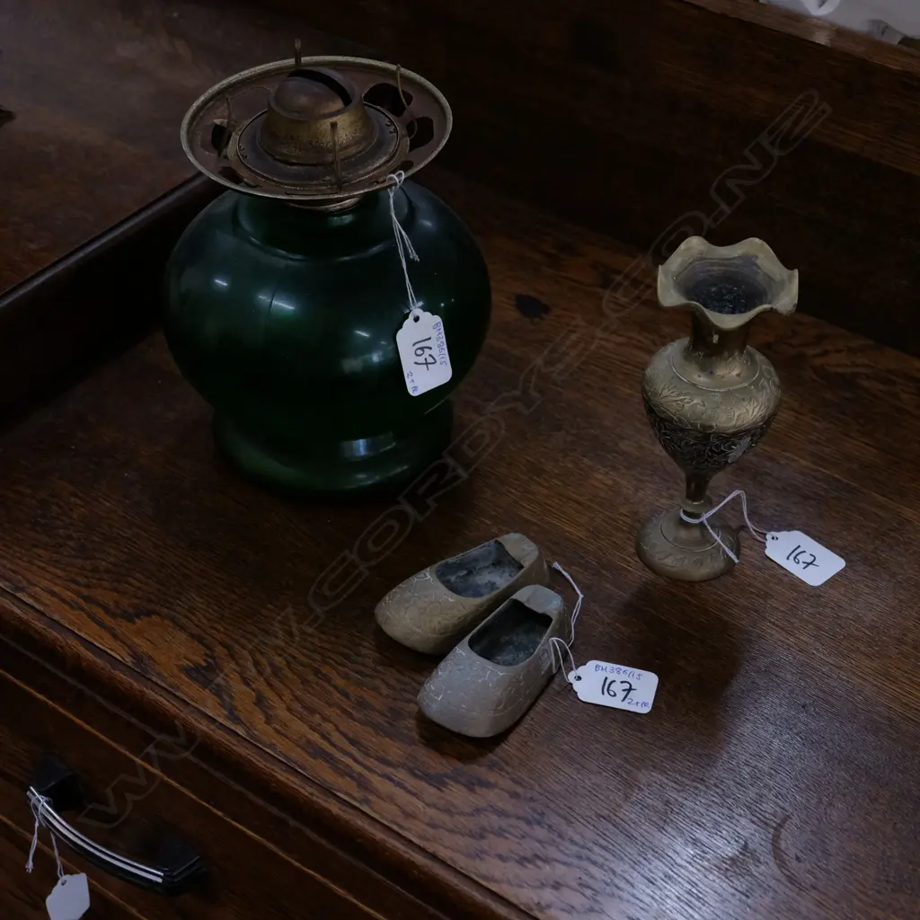 GREEN GLASS PARRAFIN LAMP + SM BRASS VASE & PR SM BRASS SHOE ASHTRAYS Image 1++