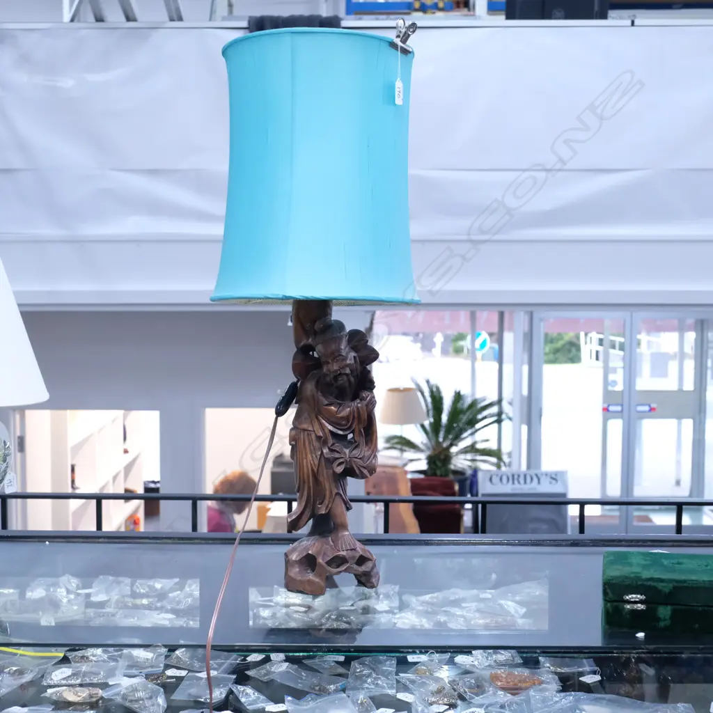 CARVED WOODEN CHINESE FIGURE STANDING LAMP + SILK SHADE, H. INCL SHADE 770MM Image 1++