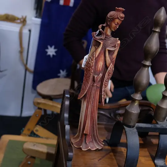 CHINESE RESIN SCULPTURE ELEGANT WOMAN