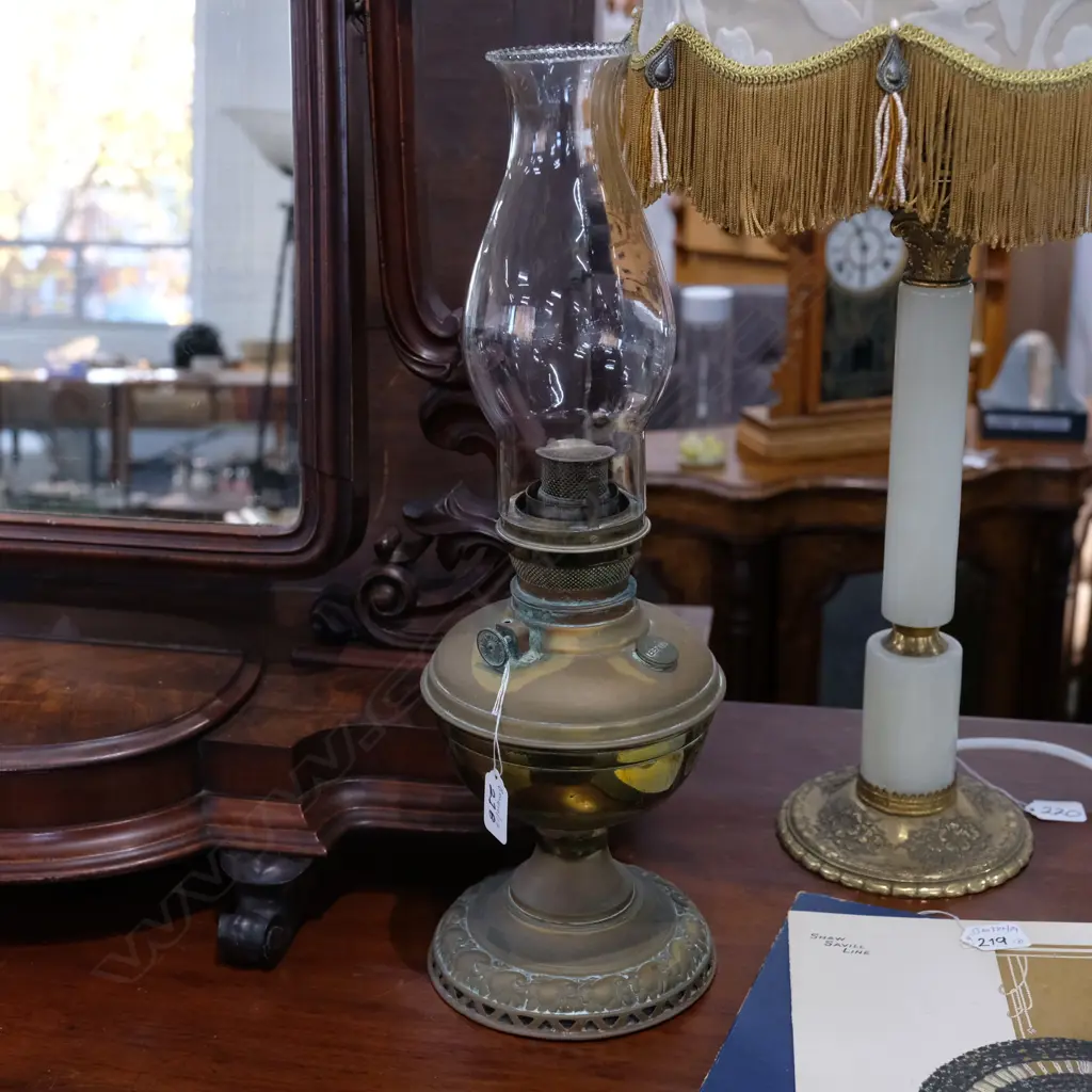 BRASS KEROSENE LAMP Image 1++