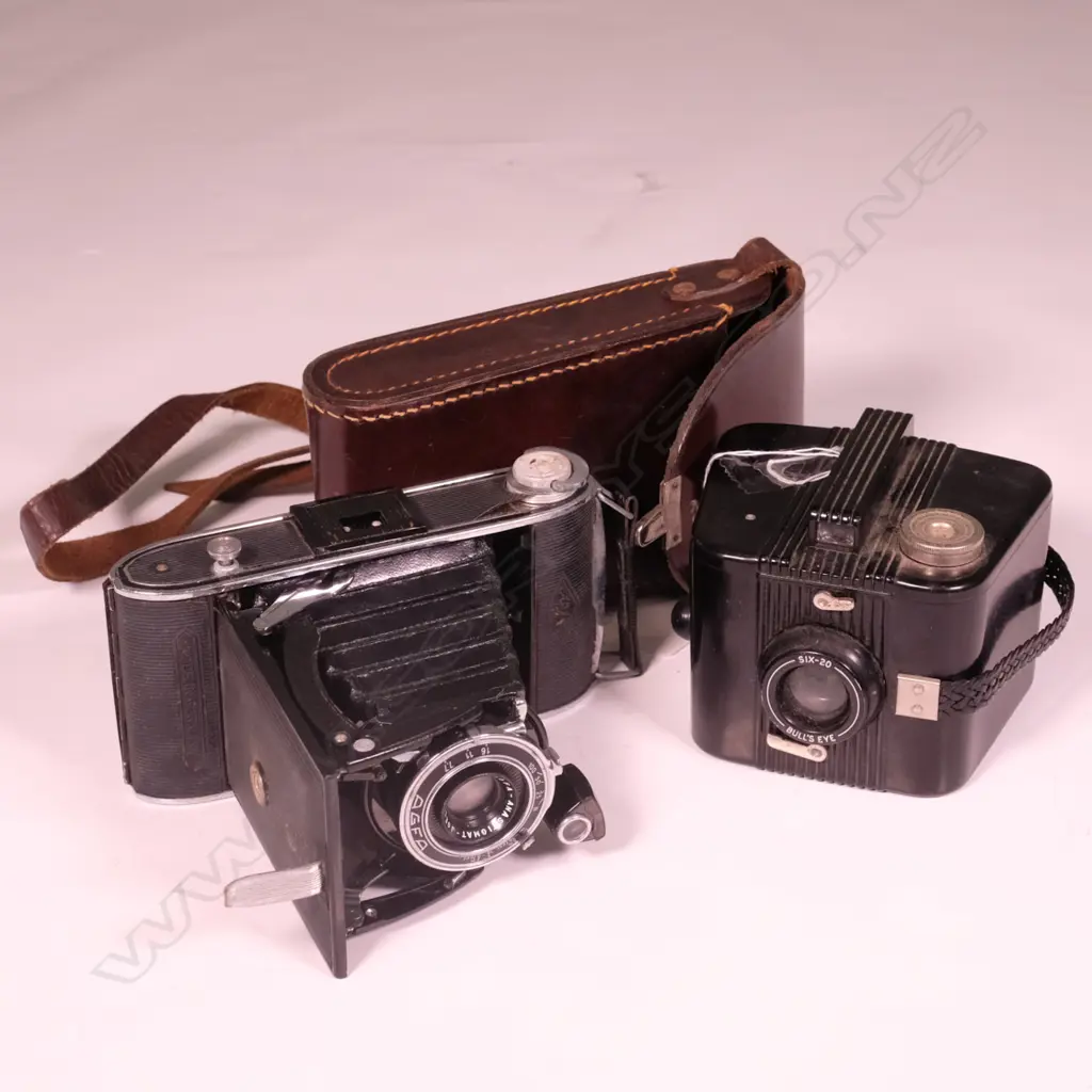 AN AGFA FOLDING CAMERA+ A SIX 20 BULLS EYE CAMERA Image 1++