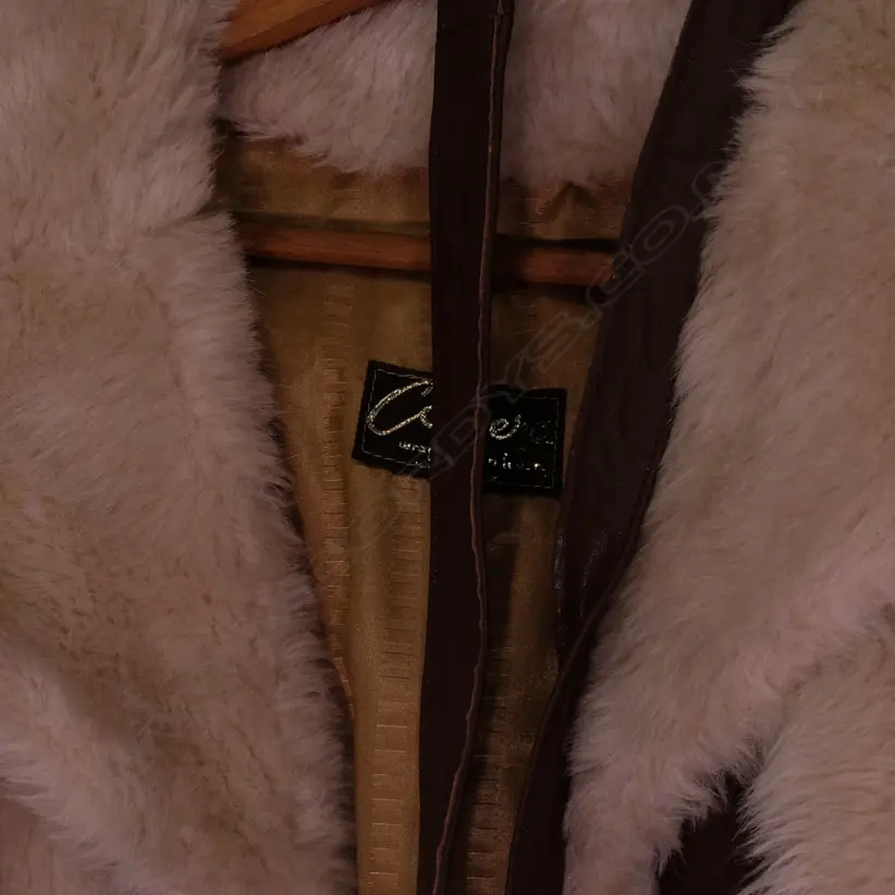 3 VINTAGE FUR COATS + 2 STOLES Image 1++