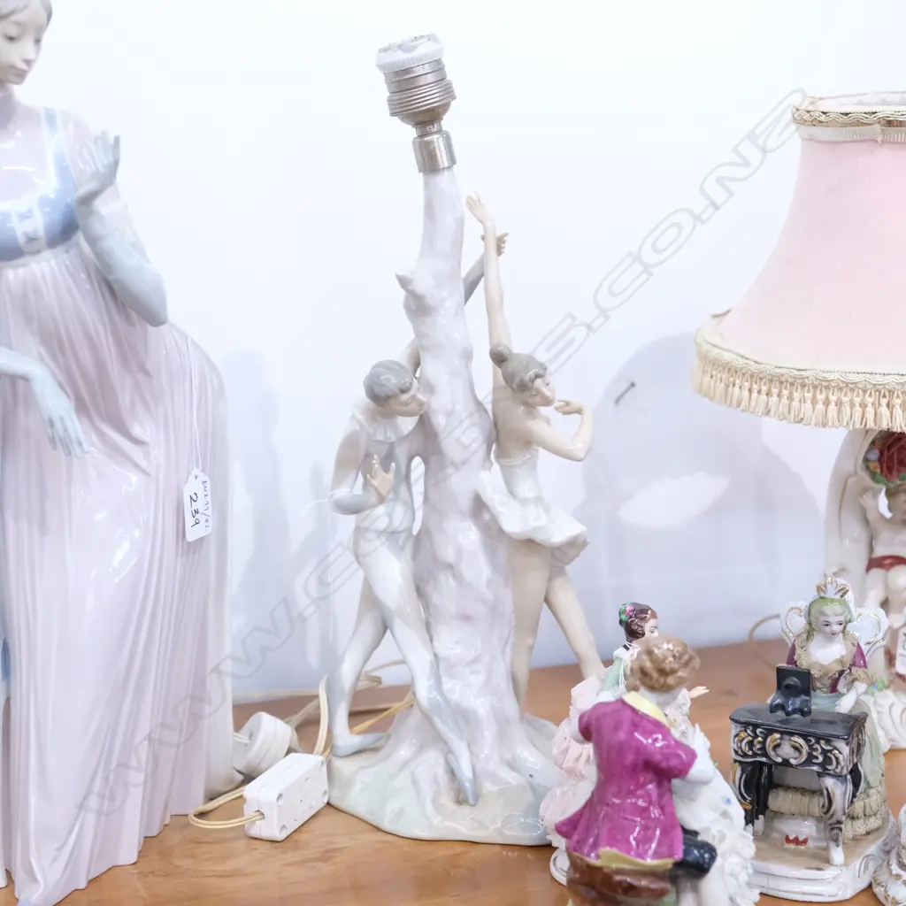 RARE LLADRO HARLEQUIN AND BALLERINA FIGURE LAMP. FITTING LOOSE. H. 430MM Image 1++