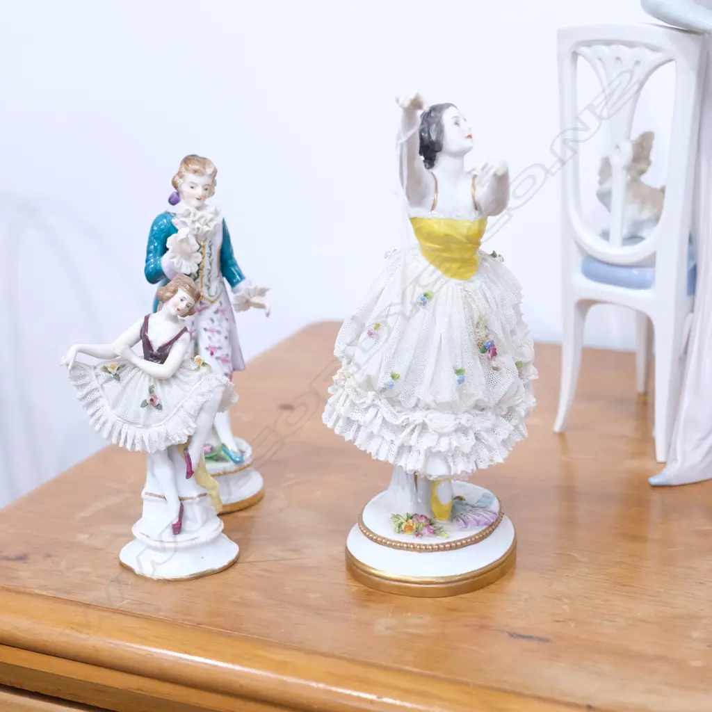 3 PORCELAIN FIGURINES Image 1++