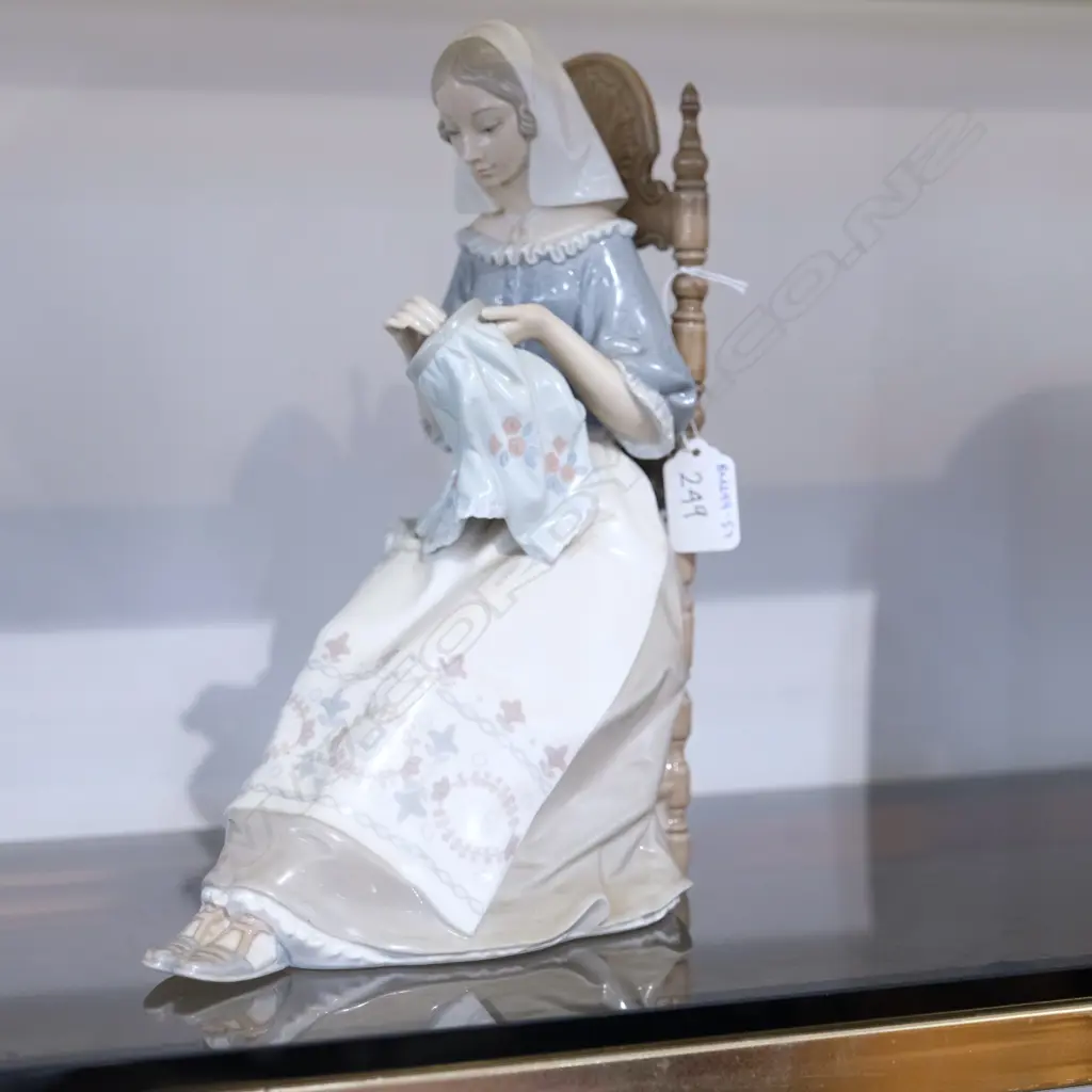 LLADRO FIGURINE LADY EMBROIDERING 4865 H. 270MM Image 1++
