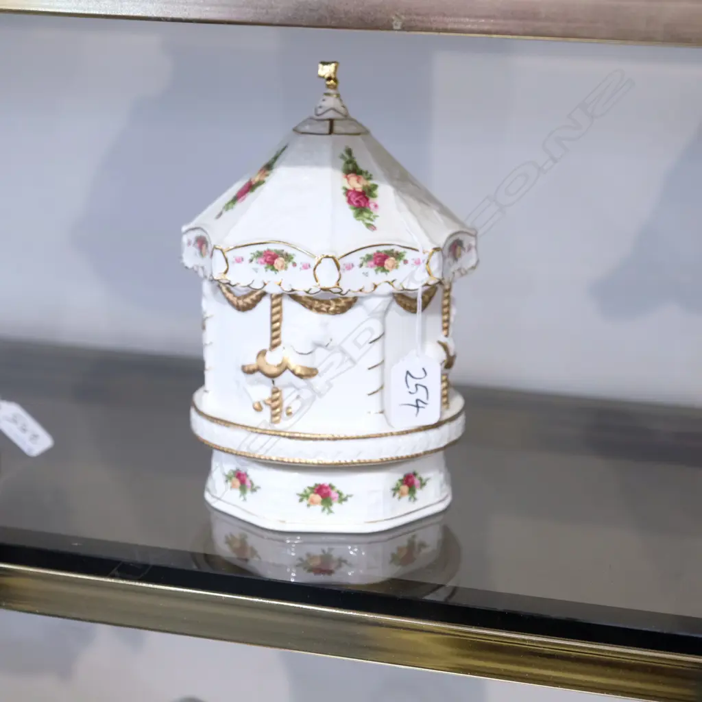 ROYAL ALBERT CAROUSEL MUSIC BOX Image 1++