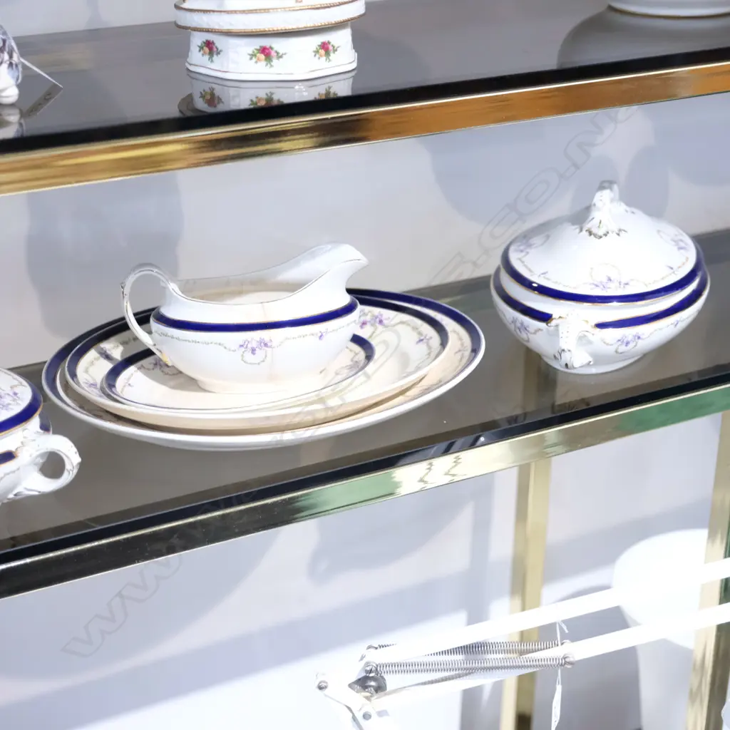 WEDGWOOD PART DINNER SERVICE INCL 2 TURRENS  Image 1++