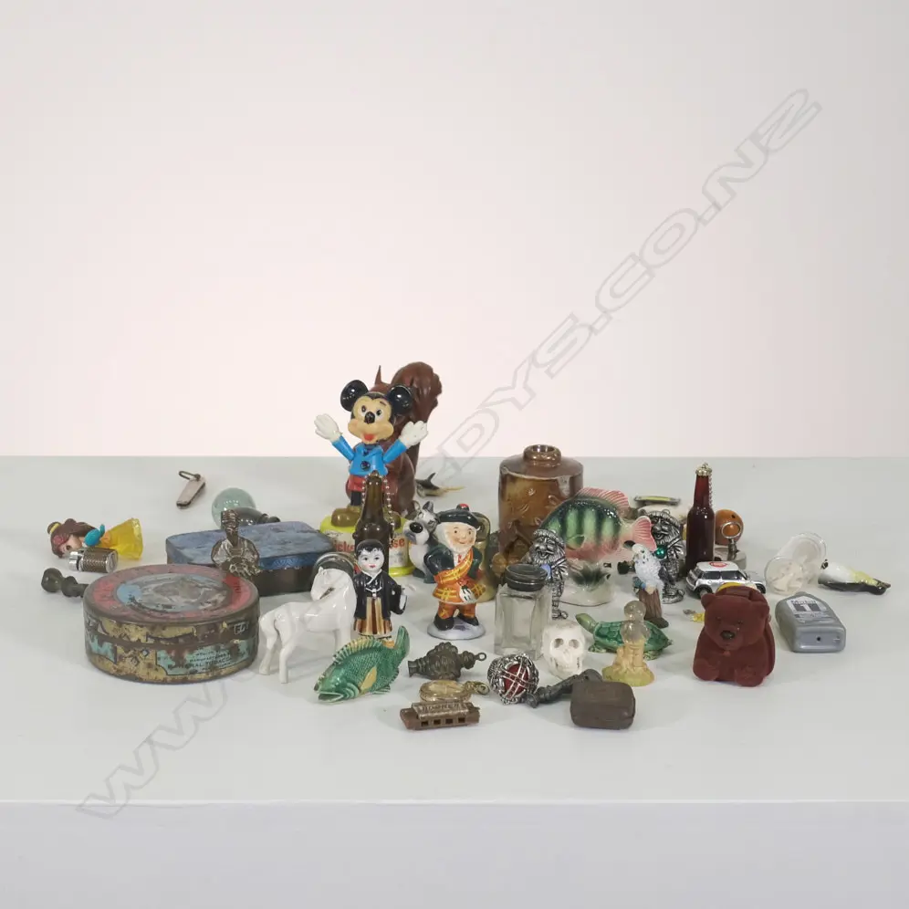 BOX LOT OF ASST NOVELTY KEY RINGS,TINS ETC Image 1++