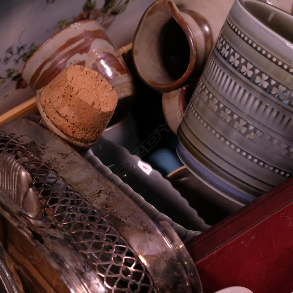 BOX LOT WADE/TABLE WARE/WINE FLASK/PRINTS ETC. Image 1++