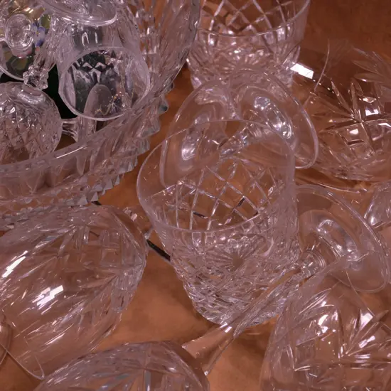 LOT ASST CRYSTAL GLASSES/VASE/BOWL+ A VENATION GLASS VASE SOME FAULTS