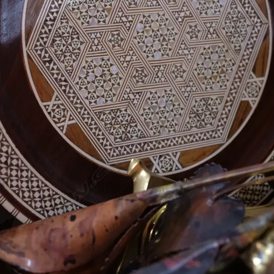 BOX ASST BRASS SAMOVAR / CANDLESTICKS / MEDITERRANEAN TRAY ETC 