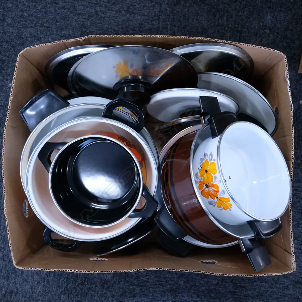 BOX ENAMEL COOKING POTS ETC.  Image 1++