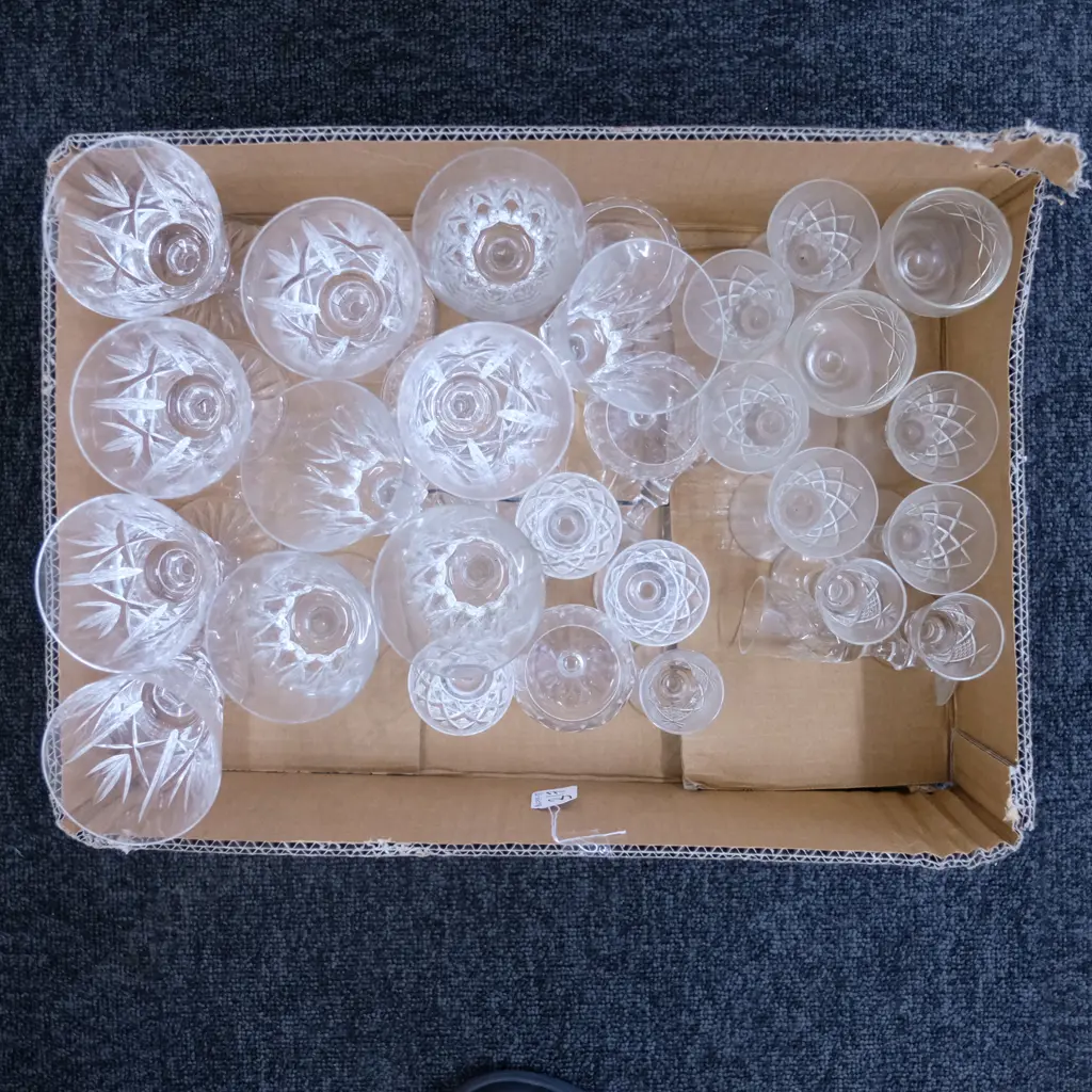 BOX STEMMED CRYSTAL AND GLASSWARE Image 1++