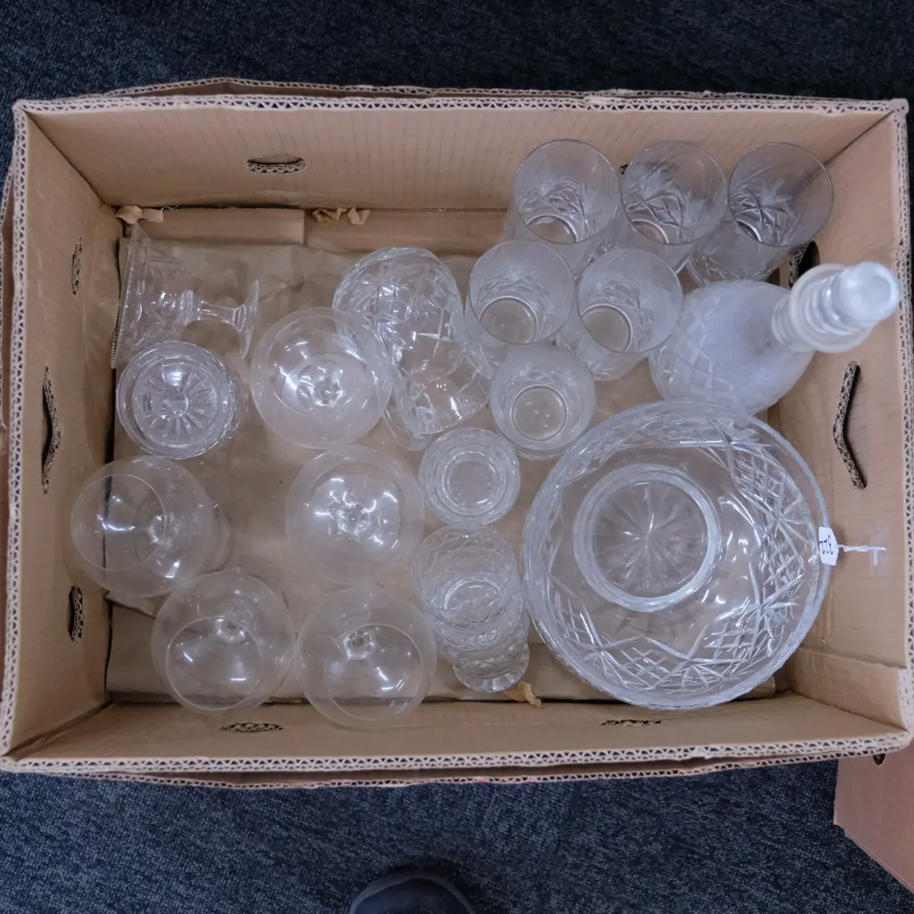 BOX CRYSTAL AND GLASSWARE BOWLS / TUMBLERS ETC Image 1++