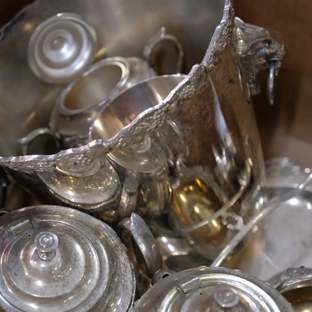 BOX EP TEAPOTS ICE BUCKET ETC Image 1++