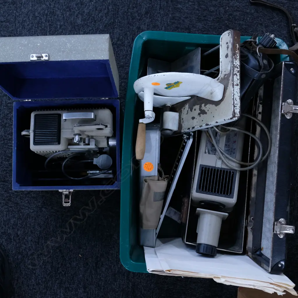 BOX OF ASSORTED VINTAGE ITEMS Image 1++