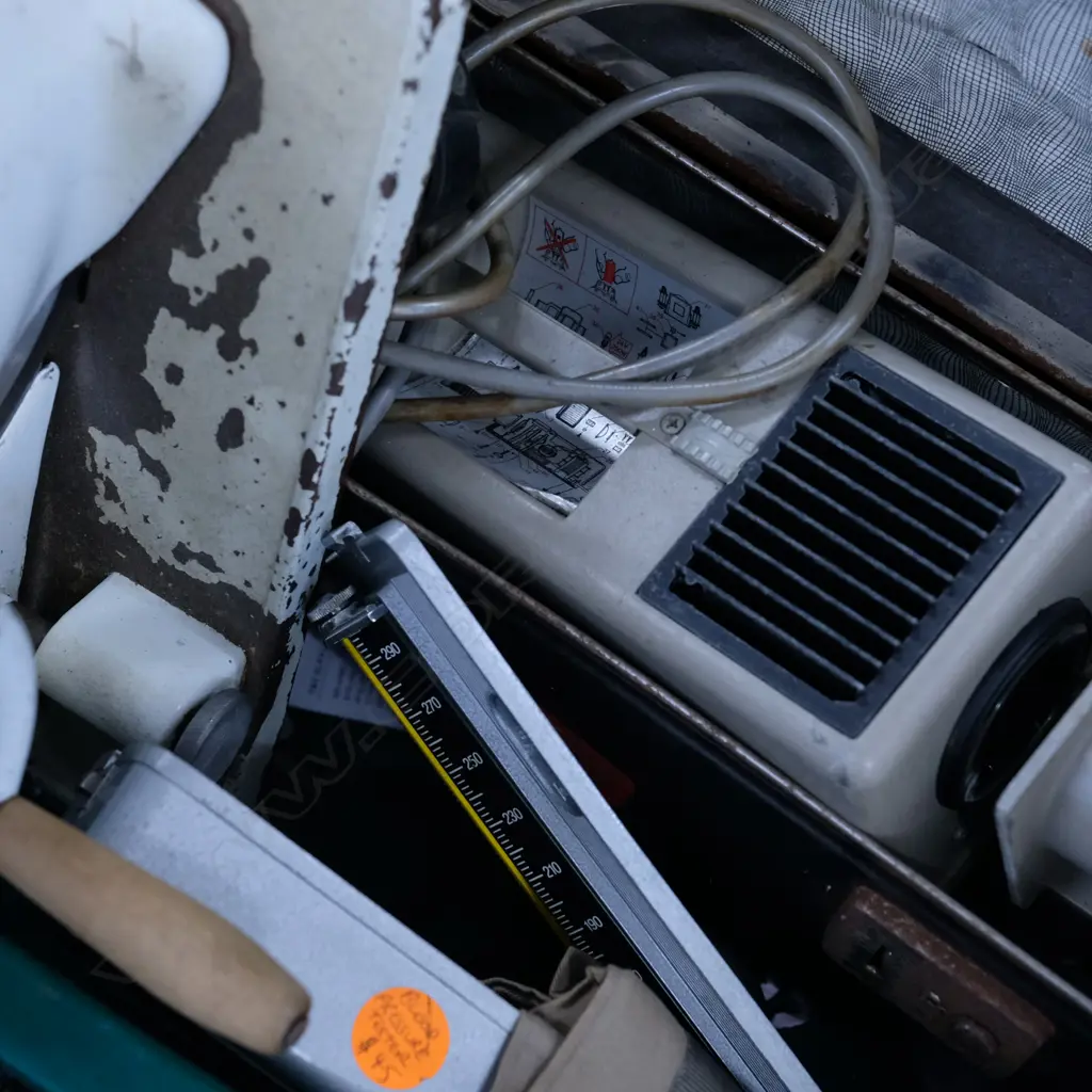 BOX OF ASSORTED VINTAGE ITEMS Image 1++