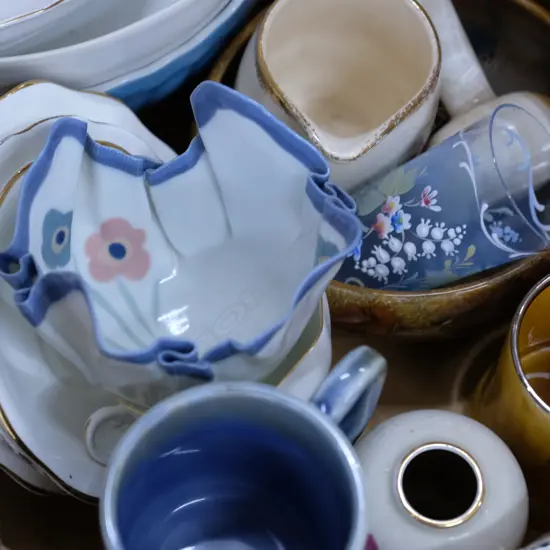 LOT ASST CHINA / MUGS / PORCELAIN / VASE / ONYX ETC