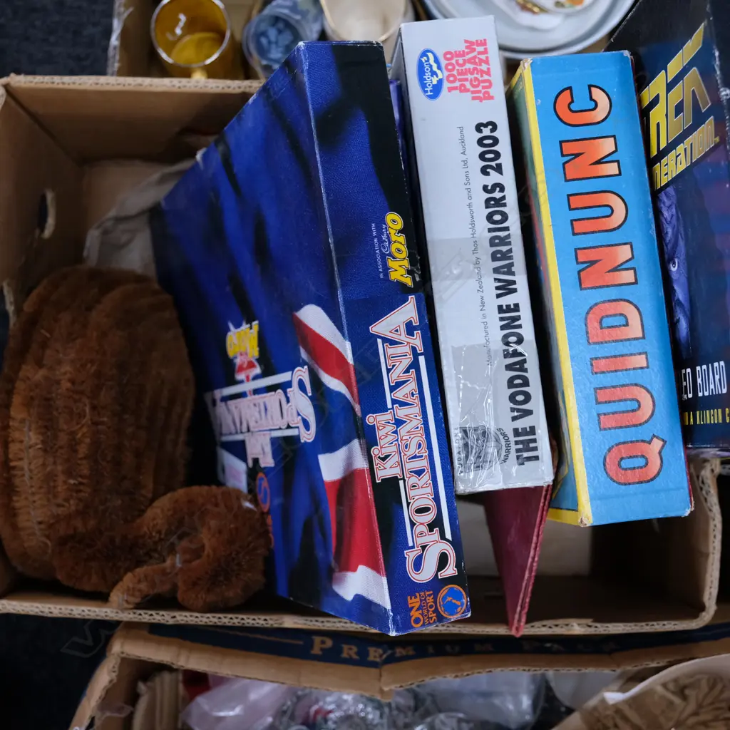 BOX OF ASSORTED BOARD GAMES AND TOYS Image 1++