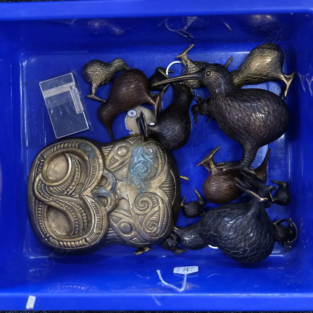 BOX OF 16 ASSORTED KIWI'S PLUS LIGHTER Image 1++