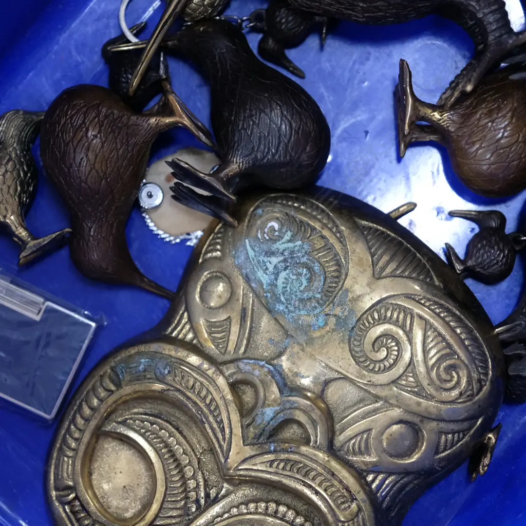 BOX OF 16 ASSORTED KIWI'S PLUS LIGHTER Image 1++