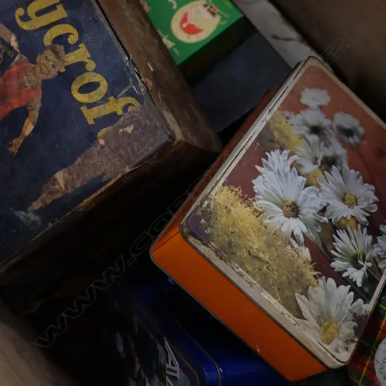 BOX OF VINTAGE TINS ETC