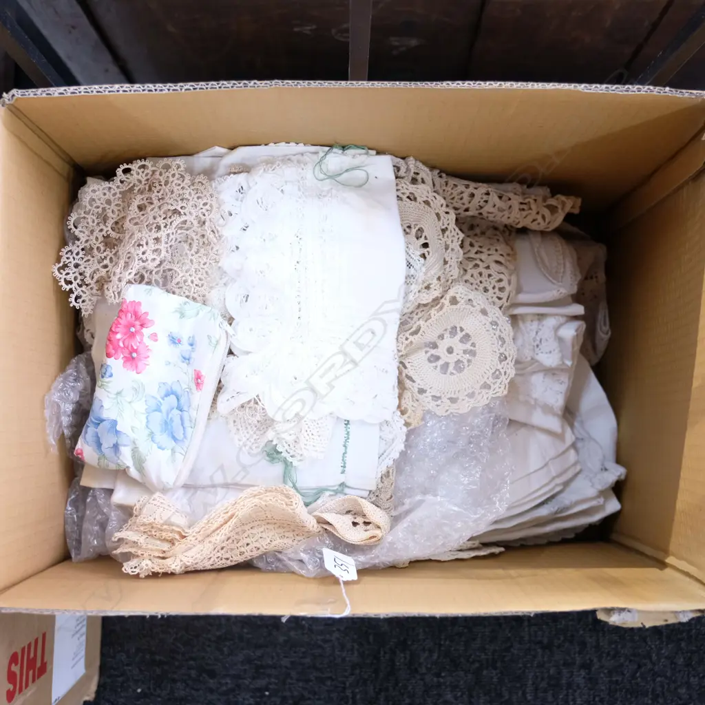 LOT ASST TABLE LINEN ETC Image 1++