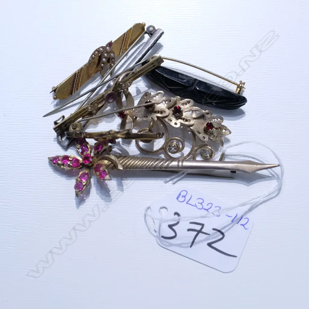 GOLD AND GOLD PLATED BROOCHES Image 1++