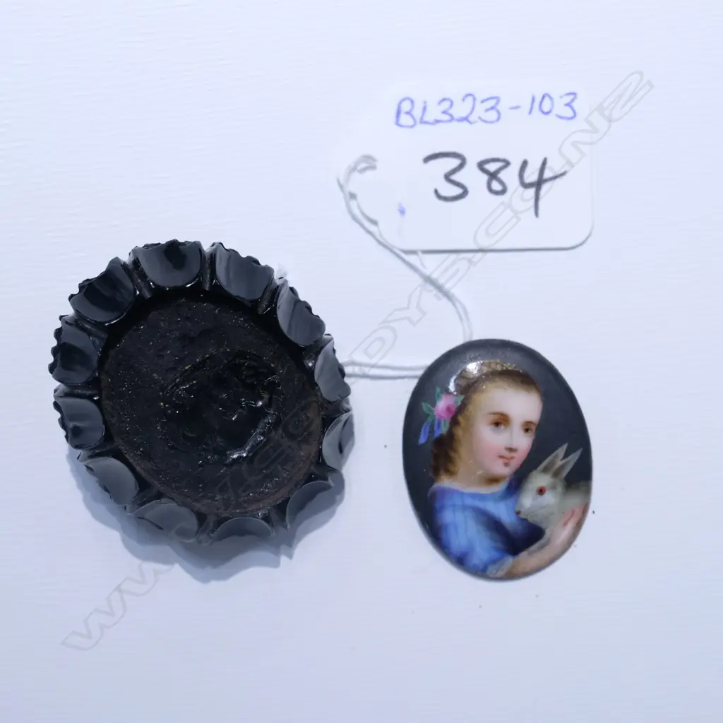 VICTORIAN JET PORTRAIT BROOCH Image 1++