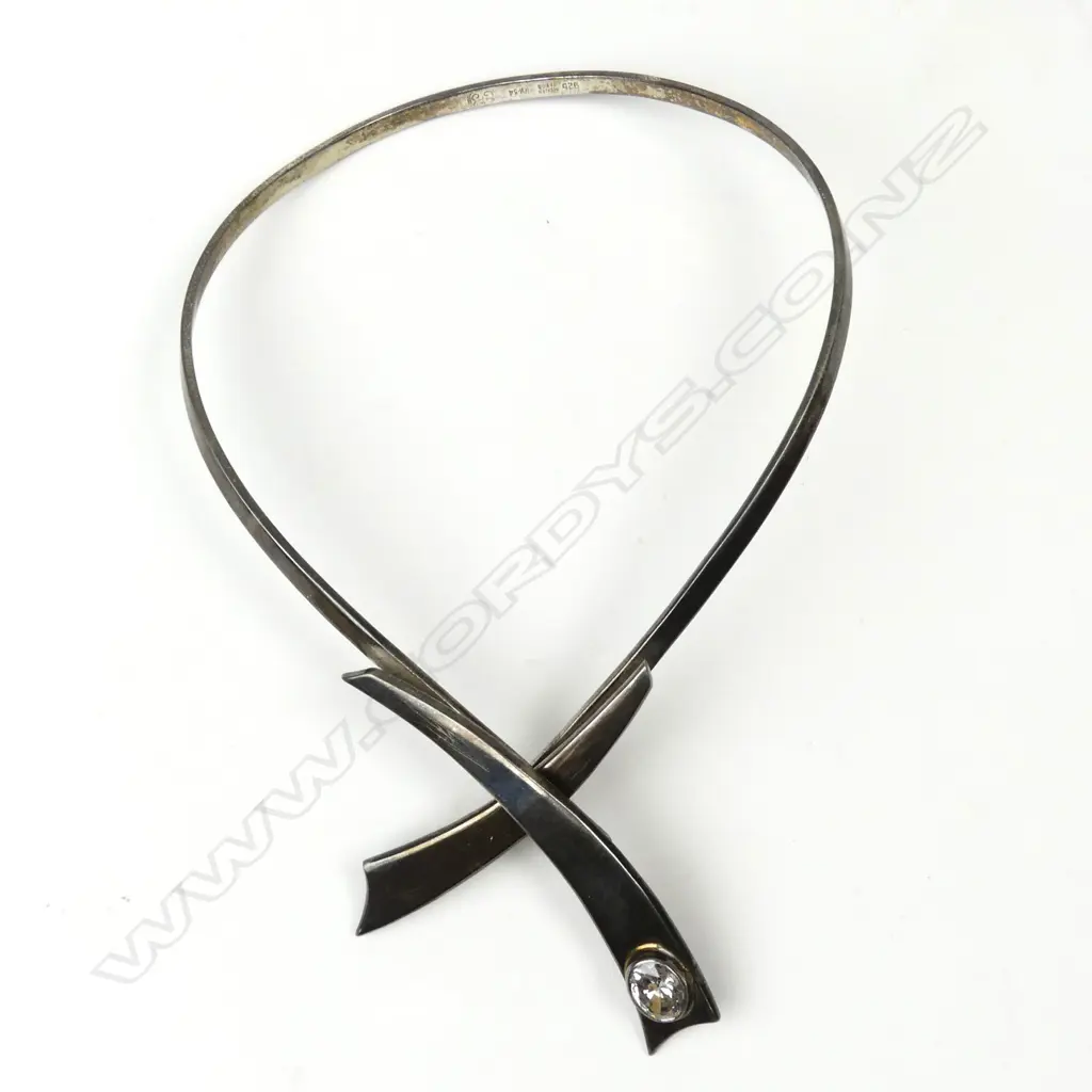 A modernist silver necklace Image 1++