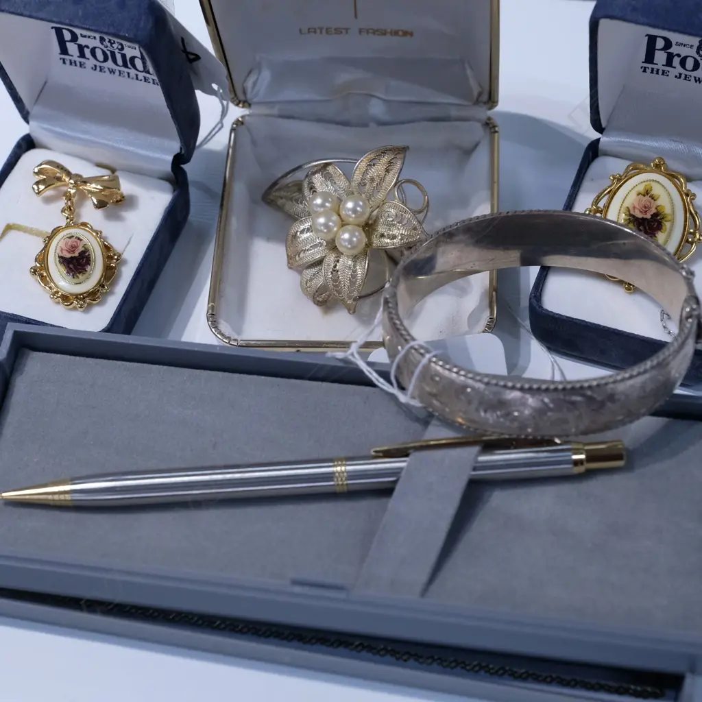 STG SILVER BANGLE WITH ASST BROOCHES AND PENDANT Image 1++